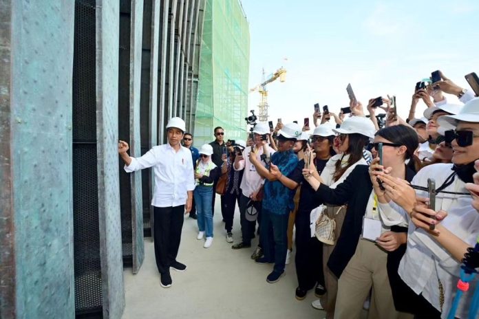 Potret kunjungan Jokowi ke proyek pembangunan Istana Negara di IKN. Sumber: Dok. Ig@jokowi