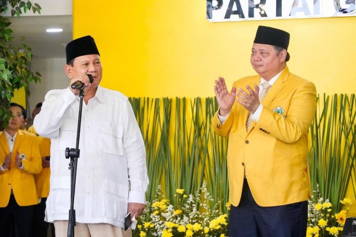 Potret Prabowo Subianto dan Airlangga Hartarto dalam Rapimnas partai Golkar yang mendukung Prabowo Gibran. Sumber: Dok. Ig@golkar.indonesia