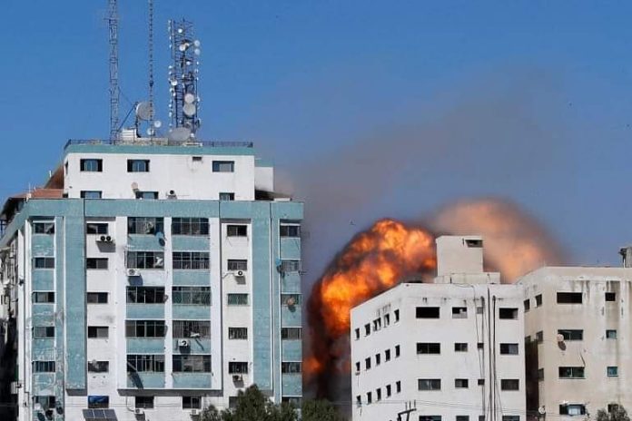 Daerah kepala biro Al Jazeera Gaza terkena serangan militer Israel. Sumber: Dok. Ig @kosmodromio