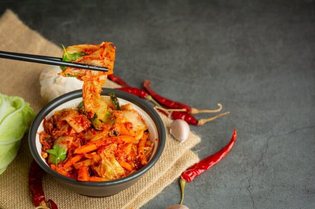 Kimchi memang makanan yang baik untuk tubuh, tetapi akan berisiko untuk kesehatan tubuh saat mengonsumsi secara berlebihan - sumber gambar freepik.com
