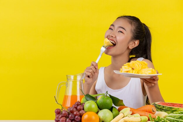 Mengonsumsi buah-buahan sebelum makan memiliki banyak manfaat untuk yang melakukan program diet - sumber gambar freepik.com