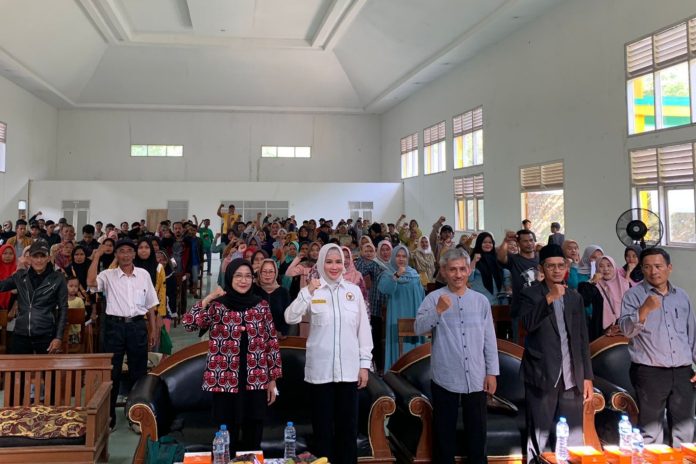 BKKBN Jabar dan Nurhayati saat menggelar sosialisasi program pencegahan stunting di Garut pada Sabtu (2/12/2023). Dok: Sosio